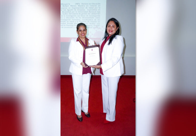 DIRECTORA DE CENTROS DE INVESTIGACIÓN DE  NORBERT WIENER RECIBIÓ RECONOCIMIENTO DEL COLEGIO DE OBSTETRAS DEL PERÚ