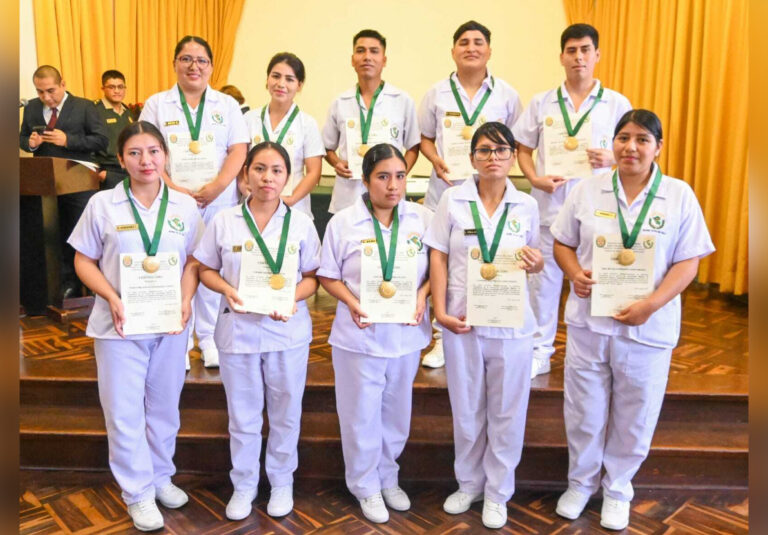 ESTUDIANTES DE TECNOLOGÍA MÉDICA EN LABORATORIO CLÍNICO Y ANATOMÍA PATOLÓGICA DE NORBERT WIENER CULMINARON INTERNADO EN HOSPITAL CENTRAL DE LA POLICÍA