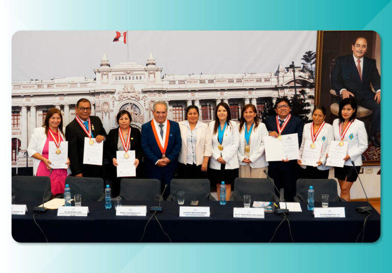 EGRESADOS DE LA CARRERA DE FARMACIA Y BIOQUÍMICA DE LA UNIVERSIDAD NORBERT WIENER RECIBIERON RECONOCIMIENTO EN EL CONGRESO DE LA REPÚBLICA