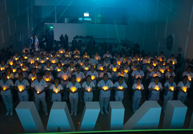 ESTUDIANTES DE LA CARRERA DE ENFERMERÍA DE LA UNIVERSIDAD NORBERT WIENER PARTICIPARON EN CEREMONIA DE ENCENDIDO DE LA VELA