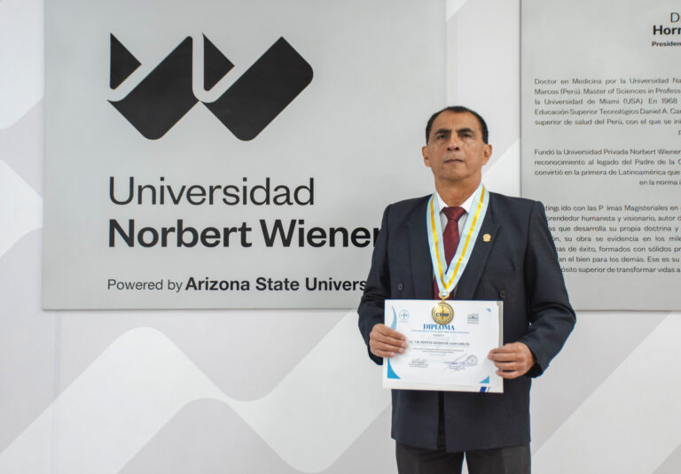 DIRECTOR DE TECNOLOGÍA MÉDICA EN LABORATORIO CLÍNICO Y ANATOMÍA PATOLÓGICA DE NORBERT WIENER RECIBIÓ RECONOCIMIENTO DEL COLEGIO DE TECNÓLOGOS MÉDICOS POR SU LABOR COMO EDUCADOR