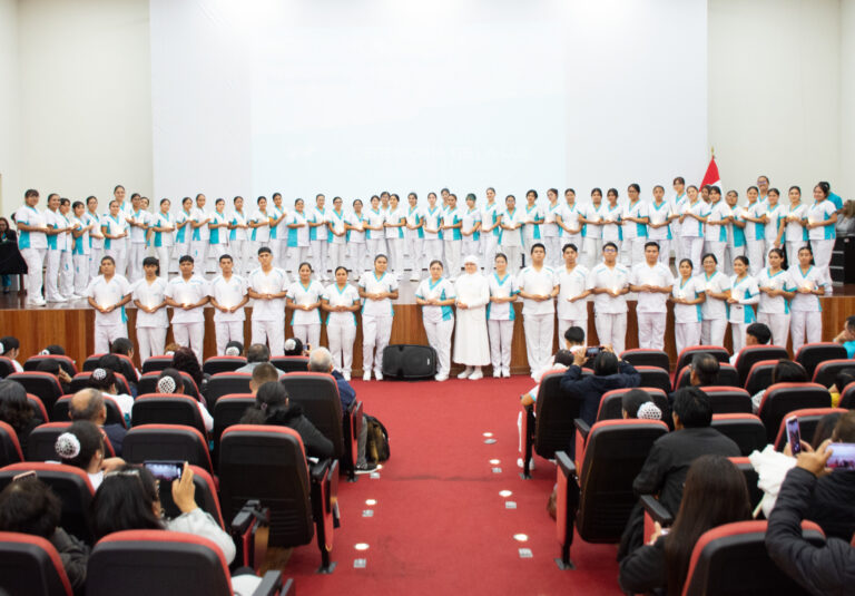 ESTUDIANTES DE ENFERMERÍA DE LA UNIVERSIDAD NORBERT WIENER PARTICIPARON EN TRADICIONAL CEREMONIA DE ENCENDIDO DE LA VELA