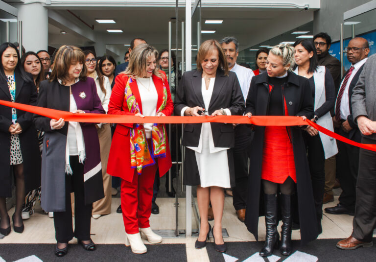 ALCALDESA DE LA MUNICIPALIDAD DE LINCE AMADRINÓ NUEVA SEDE DE LA UNIVERSIDAD NORBERT WIENER