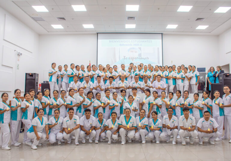 ESTUDIANTES DE ENFERMERÍA DE LA UNIVERSIDAD NORBERT WIENER PARTICIPARON EN TRADICIONAL CEREMONIA DE ENCENDIDO DE LA VELA
