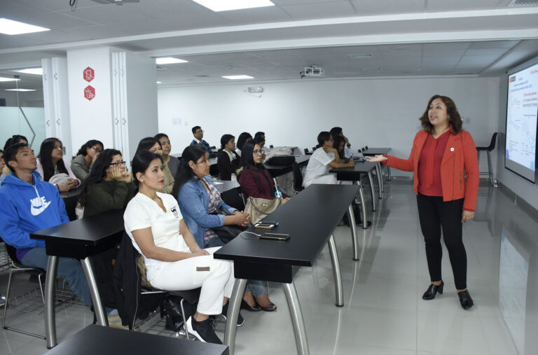 REPRESENTANTE DEL MINSA OFRECIÓ CONFERENCIA SOBRE LA ANEMIA EN EL PERÚ
