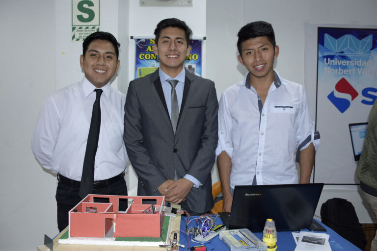 ESTUDIANTES DE LA EAP DE INGENIERÍA EXPUSIERON SUS TRABAJOS EN LA FERIA TECNOLÓGICA 2018¬-II