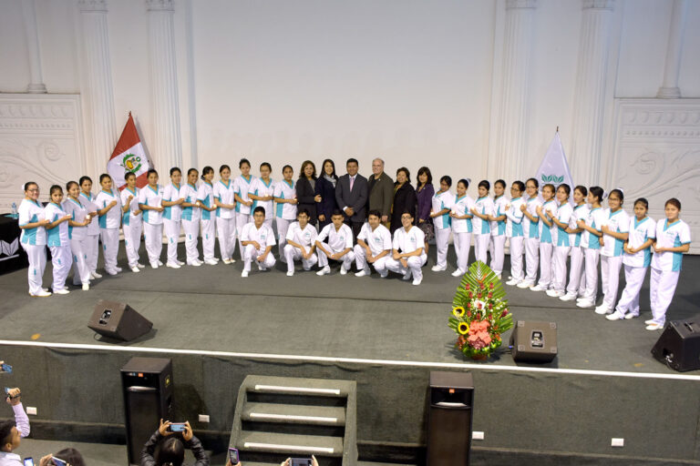 INGRESANTES A LA EAP DE ENFERMERÍA PARTICIPARON EN TRADICIONAL CEREMONIA DEL ENCENDIDO DE LA LÁMPARA