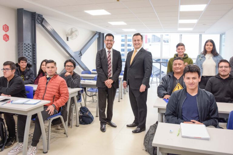 DECANO DE LA FACULTAD DE DERECHO Y CIENCIA POLÍTICA DIO LA BIENVENIDA A SUS ESTUDIANTES
