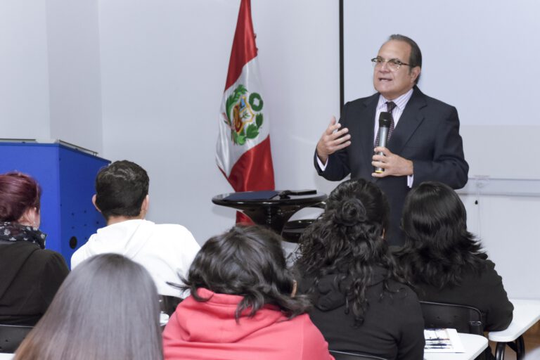 DIRECTOR EJECUTIVO DE AMCHAM PERÚ DICTÓ CONFERENCIA EN LA FACULTAD DE INGENIERÍA Y NEGOCIOS
