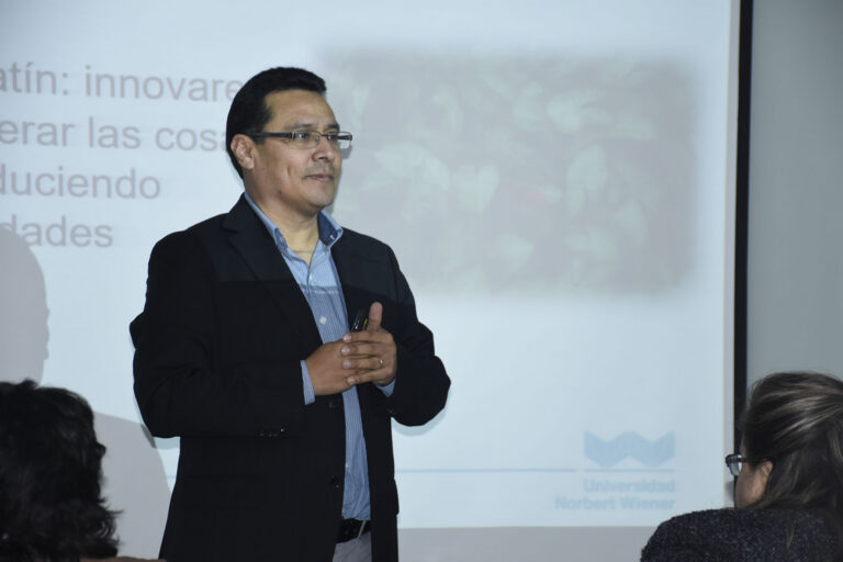 ESCUELA DE POSGRADO REALIZA CURSO-TALLER SOBRE DESIGN THINKING APLICADO AL ÁMBITO EDUCATIVO