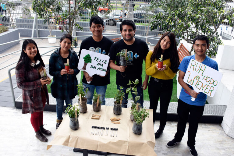 ESTUDIANTES DE LA UNIVERSIDAD NORBERT WIENER CELEBRARON EL DÍA DEL ÁRBOL