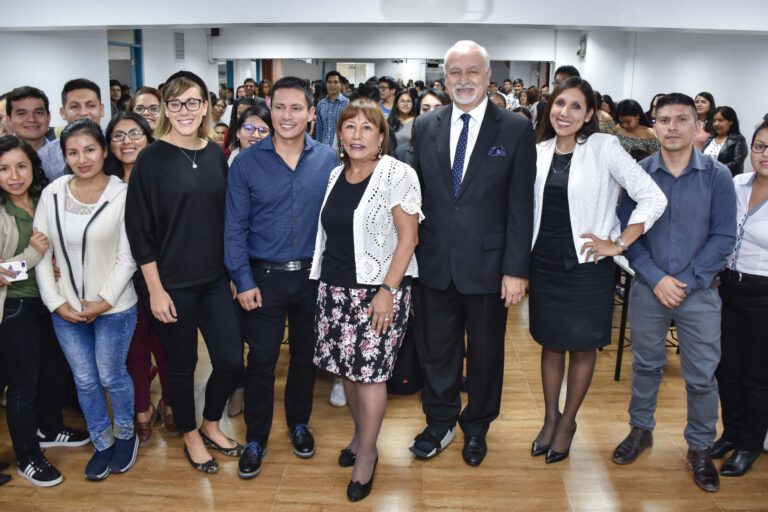 PROPIETARIA DE LA EMPRESA «RENZO COSTA» DICTÓ CONFERENCIA EN LA EAP DE NEGOCIOS Y COMPETITIVIDAD