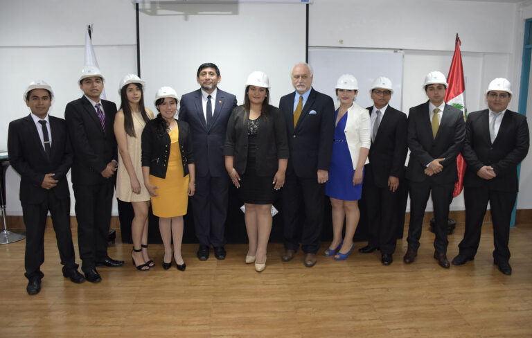 CEREMONIA DE IMPOSICIÓN DE CASCOS A ESTUDIANTES DEL ÚLTIMO CICLO DE LA EAP DE INGENIERÍA
