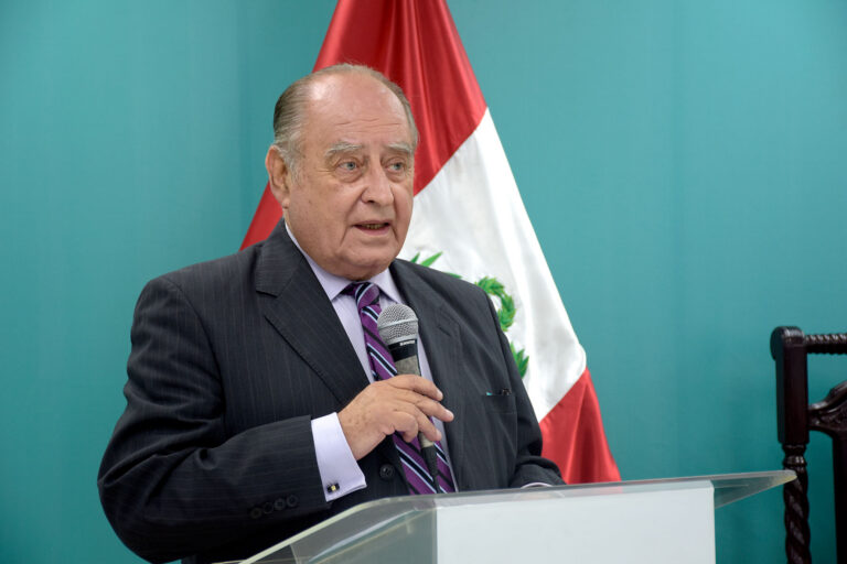 ÁNTERO FLORES-ARÁOZ OFRECIÓ MAGISTRAL CONFERENCIA EN LA ESCUELA DE POSGRADO DE LA UNIVERSIDAD NORBERT WIENER