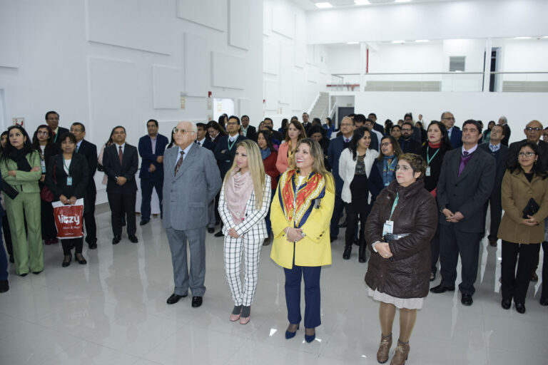 AUTORIDADES DE LA UNIVERSIDAD NORBERT WIENER RINDIERON HOMENAJE A DOCENTES