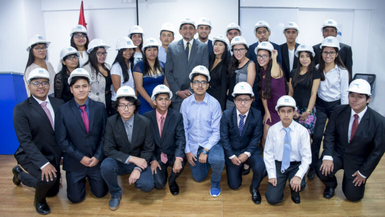 IMPOSICIÓN DE CASCOS A LOS NUEVOS ESTUDIANTES DE LA EAP DE INGENIERÍAS DE LA UNIVERSIDAD NORBERT WIENER