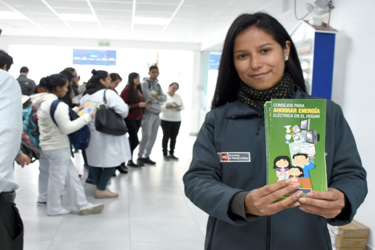 MINISTERIO DE ENERGÍA Y MINAS REALIZA CAMPAÑA DEMOSTRATIVA SOBRE EL USO EFICIENTE DE LA ENERGÍA EN LA UNIVERSIDAD NORBERT WIENER