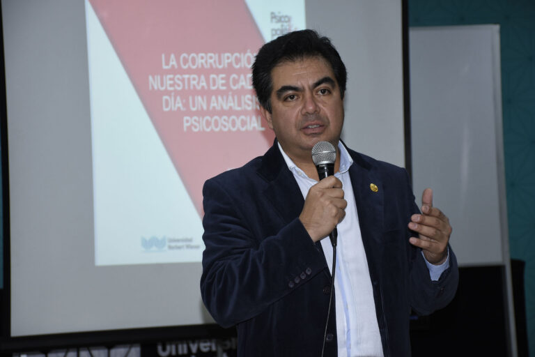 EXPERTO EN PSICOLOGÍA POLÍTICA OFRECIÓ CONFERENCIA A ESTUDIANTES DE EAP DE PSICOLOGÍA