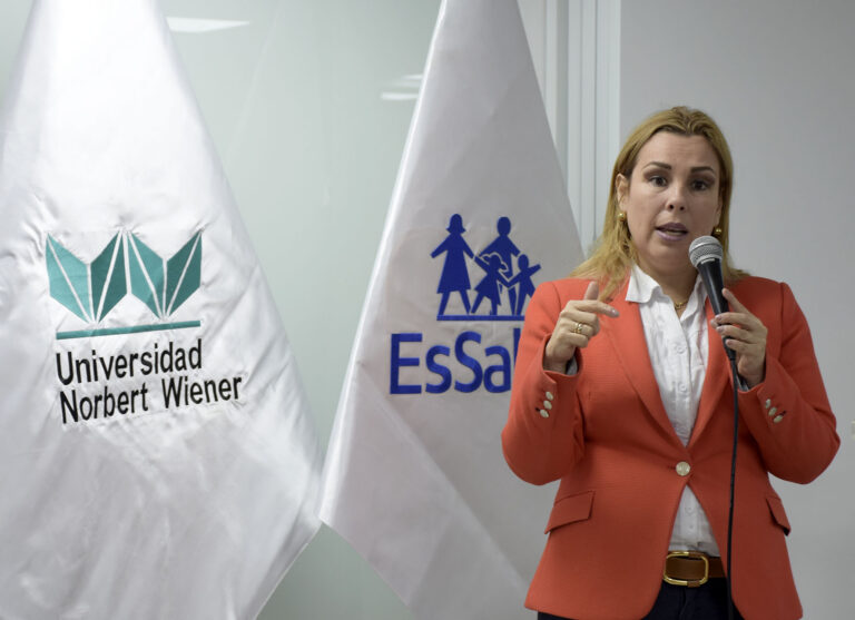 PRESIDENTA DE ESSALUD, FIORELLA MOLINELLI, OFRECIÓ CHARLA MAGISTRAL EN ESCUELA DE POSGRADO DE LA UNIVERSIDAD NORBERT WIENER
