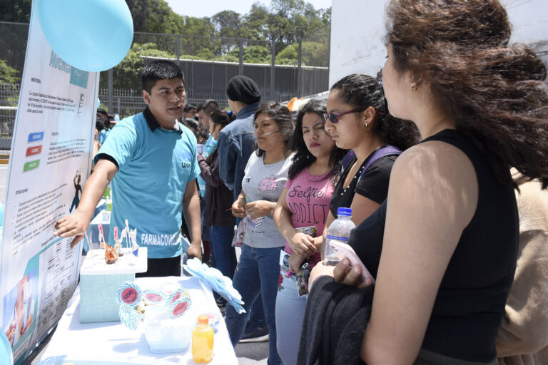 FERIA INFORMATIVA SOBRE EL USO ADECUADO DE LOS MEDICAMENTOS REALIZÓ LA FACULTAD DE FARMACIA Y BIOQUÍMICA