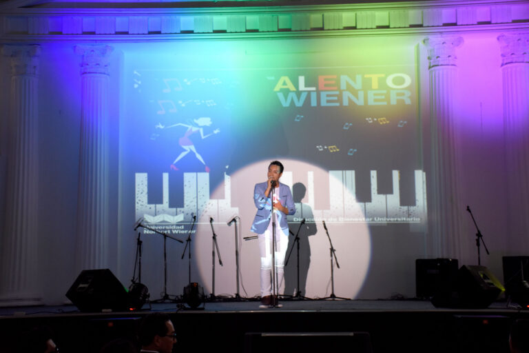 ESTUDIANTES DE LA UNIVERSIDAD NORBER WIENER PUSIERON DE MANIFIESTO SU TALENTO ARTÍSTICO