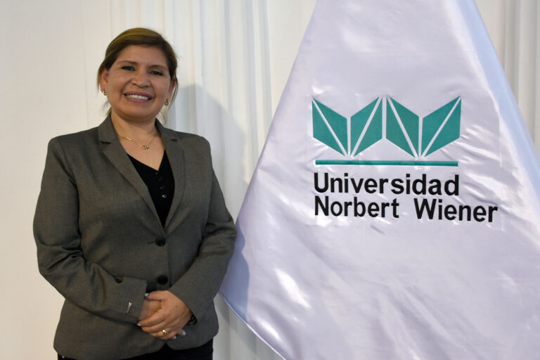 EGRESADA DE FARMACIA Y BIOQUÍMICA Y PROPIETARIA DE CADENA DE BOTICAS COMPARTIÓ LOS SECRETOS DE SU ÉXITO CON NUESTROS ESTUDIANTES