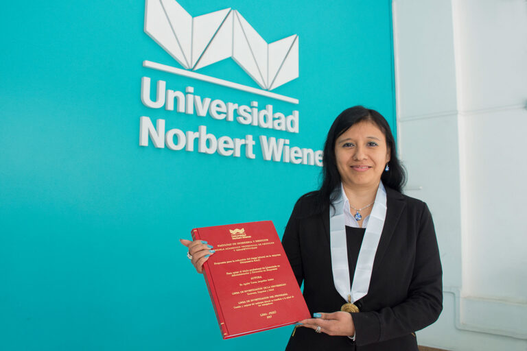 PRIMERA TITULADA DE LA CARRERA DE ADMINISTRACIÓN Y DIRECCIÓN DE EMPRESAS DE LA UNIVERSIDAD NORBERT WIENER