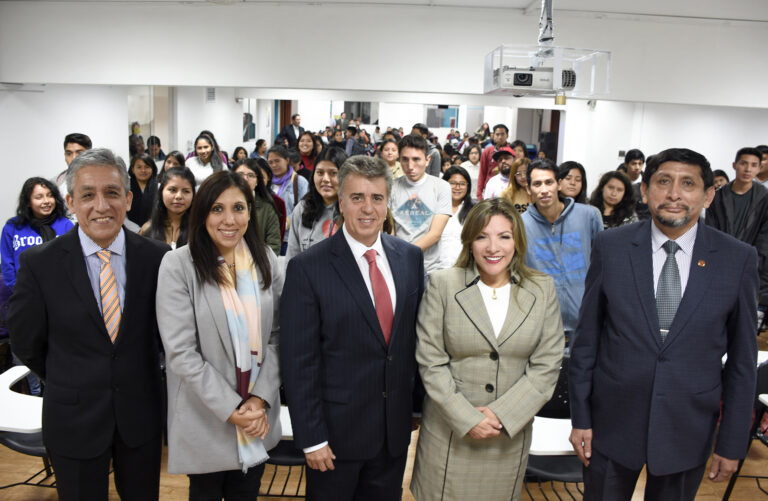 ESTUDIANTES DE LA EAP DE ADMINISTRACIÓN EN TURISMO Y HOTELERÍA PARTICIPARON EN CONFERENCIA SOBRE NUEVAS TENDENCIAS EN EL MARKETING DE SERVICIOS TURÍSTICOS