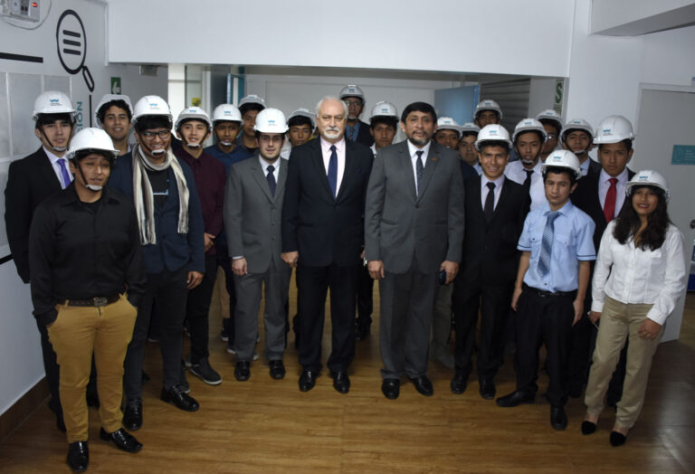 INGRESANTES DE INGENIERÍA INDUSTRIAL Y DE INGENIERÍA DE SISTEMAS DE LA UNIVERSIDAD NORBERT WIENER PARTICIPARON EN CEREMONIA DE ENTREGA DE CASCOS