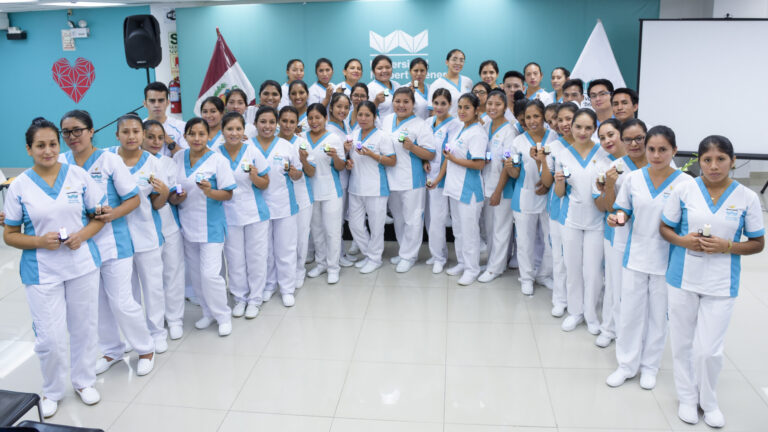 ESTUDIANTES DEL PRIMER CICLO DE LA EAP DE ENFERMERÍA PARTICIPARON EN CEREMONIA DE LA LUZ Y PRESENTACIÓN DEL UNIFORME