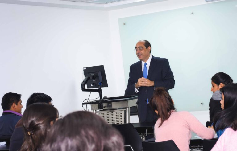FERNÁN ALTUVE DICTÓ MAGISTRAL CONFERENCIA EN LA ESCUELA DE POSGRADO DE LA UNIVERSIDAD NORBERT WIENER