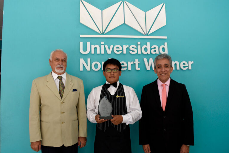 ESTUDIANTE DE ADMINISTRACIÓN EN TURISMO Y HOTELERÍA DE NORBERT WIENER GANÓ CONCURSO DE PISCO SOUR ORGANIZADO POR LA MUNICIPALIDAD DE SURCO