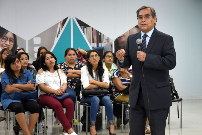 EX MINISTRO DE SALUD OSCAR UGARTE OFRECIÓ CONFERENCIA EN LA ESCUELA DE POSGRADO DE LA UNIVERSIDAD NORBERT WIENER