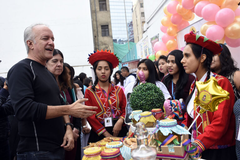 FERIA DE EMPRENDIMIENTO ORGANIZADO POR LA UNIDAD ACADÉMICA DE ESTUDIOS GENERALES TUVO COMO INVITADO A NANO GUERRA GARCÍA