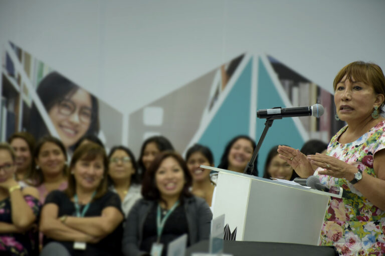 MARINA BUSTAMANTE, FUNDADORA DE “RENZO COSTA”, OFRECIÓ CHARLA EN LA UNIVERSIDAD NORBERT WIENER