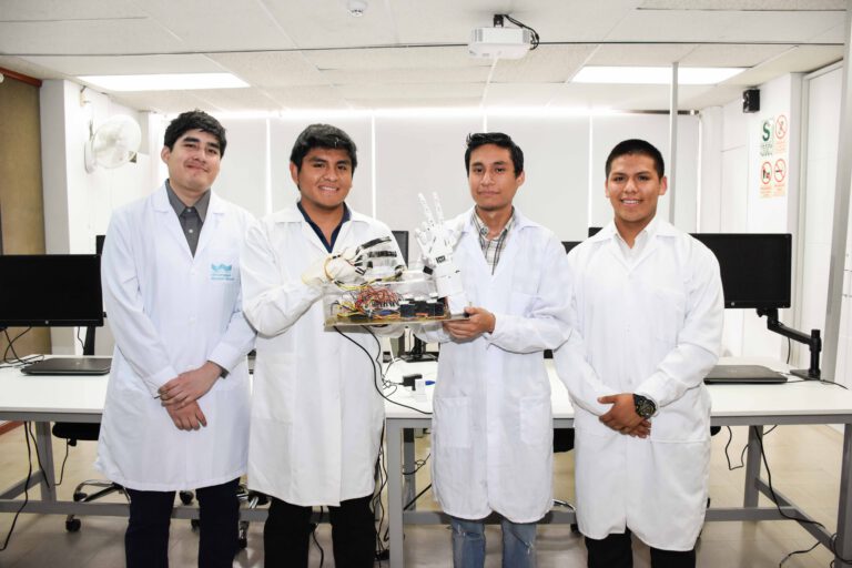 ESTUDIANTES DE LA EAP DE INGENIERÍAS DE LA UNIVERSIDAD NORBERT WIENER FABRICARON UNA MANO ARTICULADA A BASE DE SENSORES