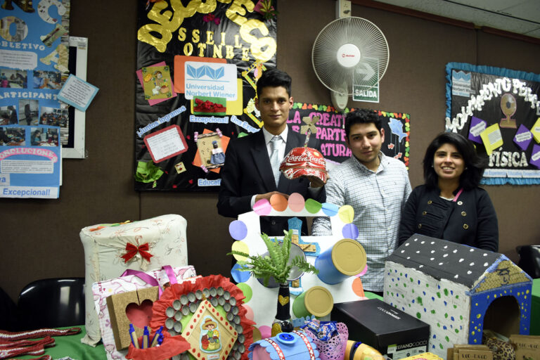 ESTUDIANTES PRESENTAN SUS TRABAJOS EN EXPO PREWIENER