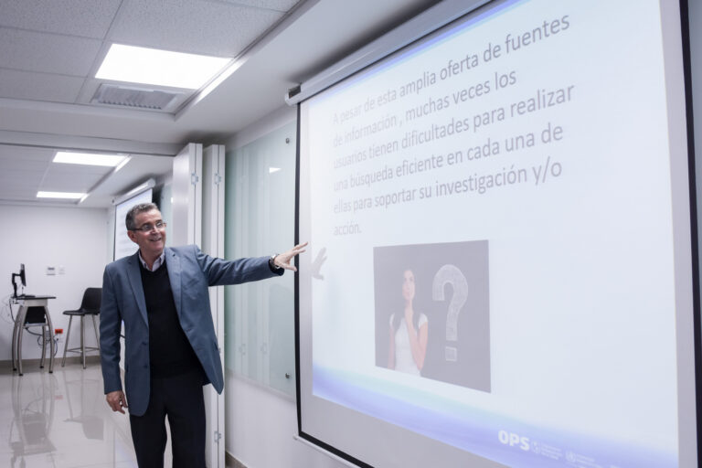 DIRECTOR DE BIREME (OPS/OMS) OFRECIÓ CHARLA SOBRE BÚSQUEDA DE INFORMACIÓN CIENTÍFICA A ESTUDIANTES DE LA EAP DE MEDICINA HUMANA