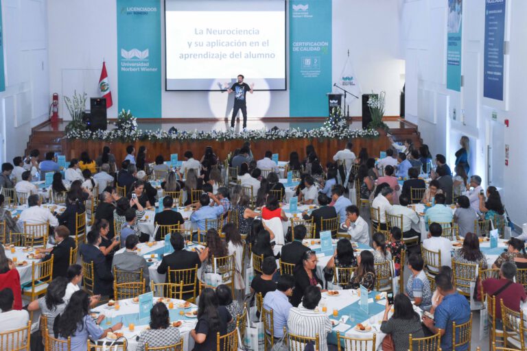 CONFERENCISTA INTERNACIONAL CAPACITÓ EN NEUROCIENCIA Y APRENDIZAJE DEL ALUMNO A DIRECTORES DE COLEGIOS CONVOCADOS POR LA UNIVERSIDAD NORBERT WIENER