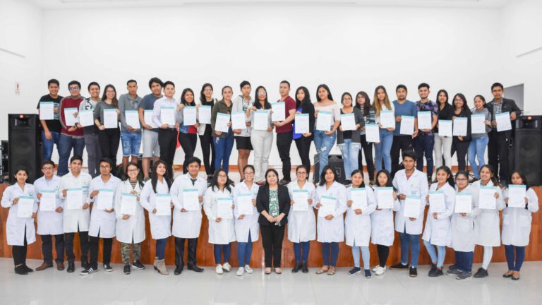 FACULTAD DE FARMACIA Y BIOQUÍMICA OTORGÓ RECONOCIMIENTO A SUS ESTUDIANTES INVESTIGADORES