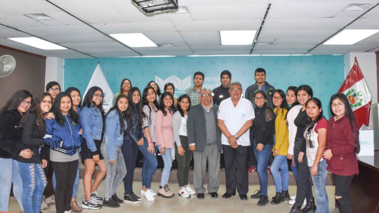 DOCENTES DE LA EAP DE PSICOLOGÍA DICTARON CICLO DE CONFERENCIAS A SUS ESTUDIANTES