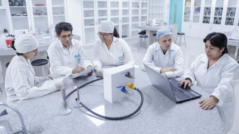 ESTUDIANTES DE LA FACULTAD DE FARMACIA Y BIOQUÍMICA DE LA UNIVERSIDAD NORBERT WIENER ENTRE LOS FINALISTAS DEL CONCURSO DE INVESTIGACIÓN DE ADIFAN