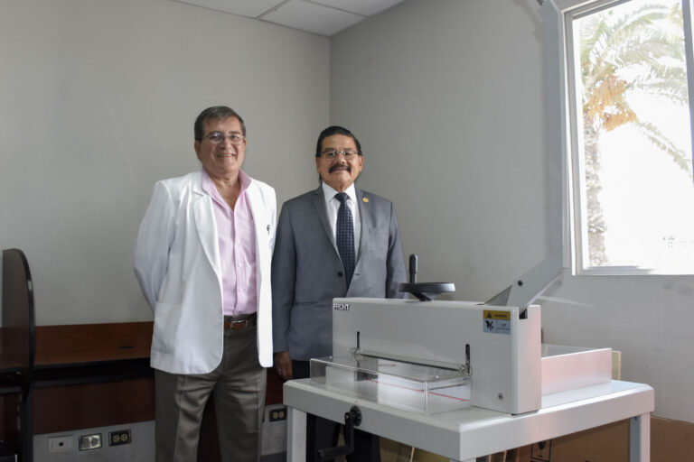FACULTAD DE CIENCIAS DE LA SALUD HIZO ENTREGA DE UN LOTE DE MATERIALES AL HOSPITAL NACIONAL ARZOBISPO LOAYZA
