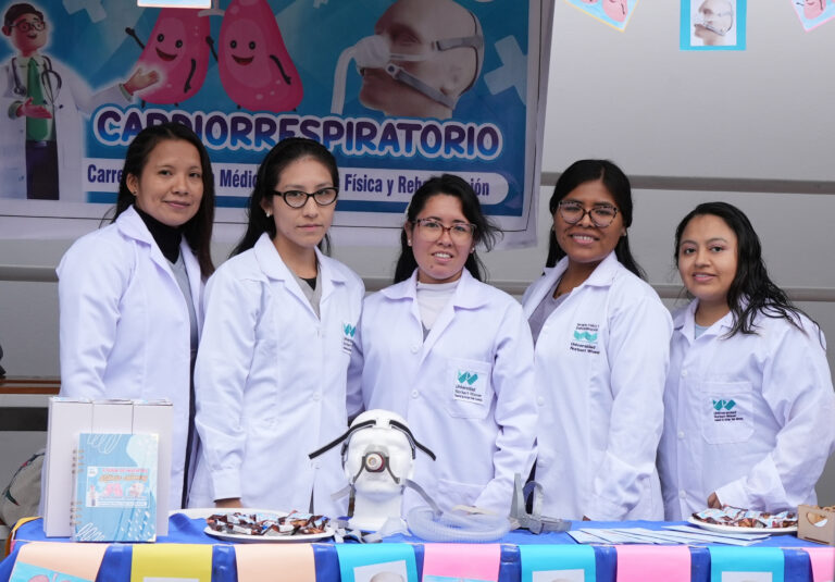 ESTUDIANTES DE LA CARRERA DE TECNOLOGÍA MÉDICA EN TERAPIA FÍSICA Y REHABILITACIÓN PRESENTARON SUS PROYECTOS EN II FERIA DE INVENTOS CARDIORRESPIRATORIOS