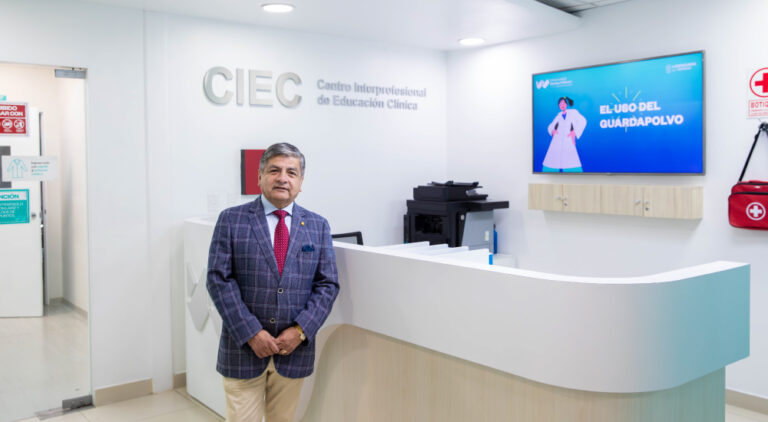 CÓNSUL HONORARIO DE PERÚ EN SALAMANCA VISITÓ EL CENTRO INTERPROFESIONAL DE EDUCACIÓN CLÍNICA WIENER