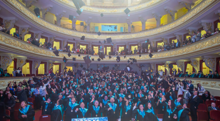 EMBLEMÁTICO TEATRO MUNICIPAL DE LIMA FUE ESCENARIO DE LA GRADUACIÓN DE MÁS DE UN CENTENAR DE PROFESIONALES EGRESADOS DE LA UNIVERSIDAD NORBERT WIENER