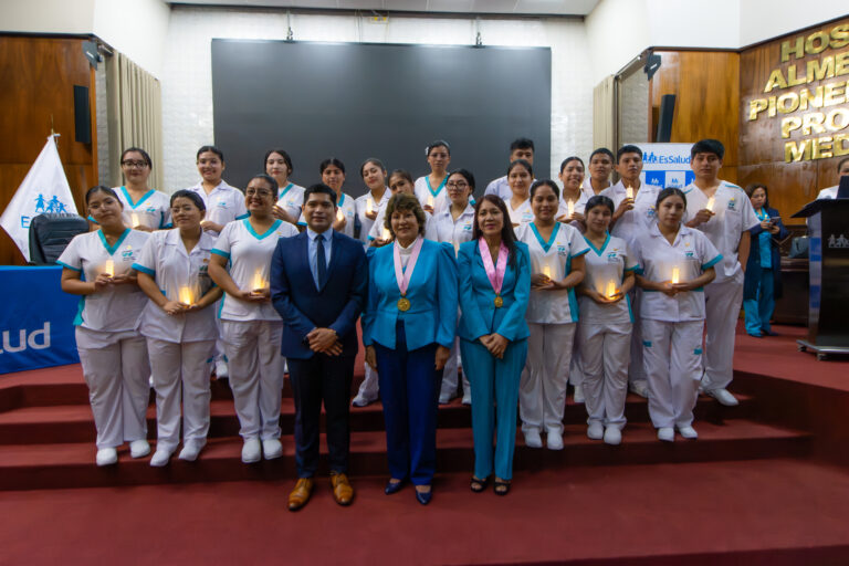 DECANA NACIONAL DEL COLEGIO DE ENFERMEROS DEL PERÚ PRESIDIÓ TRADICIONAL CEREMONIA DEL ENCENDIDO DE LA VELA DE LA UNIVERSIDAD NORBERT WIENER