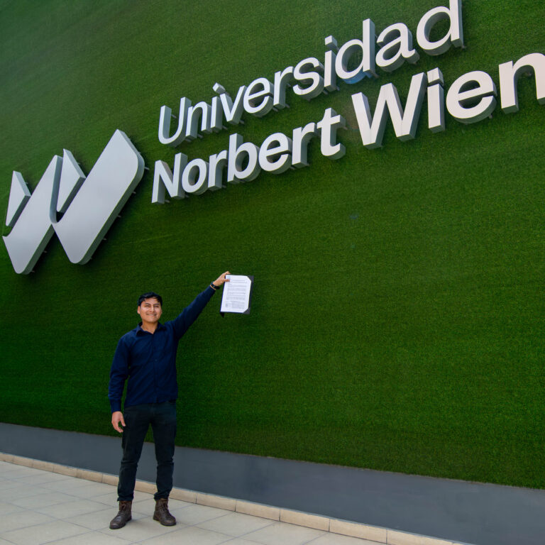 NORBERT WIENER PREMIA CON UNA BECA EN POSGRADO A EGRESADO QUE SE UBICÓ EN EL TOP 6 DEL EXAMEN NACIONAL SERUMS DE ENFERMERÍA