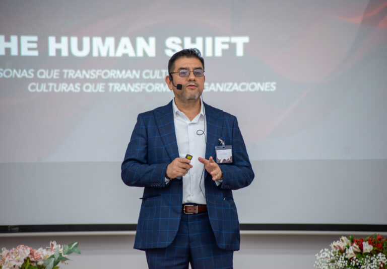 VICEPRESIDENTE EJECUTIVO DE LA UNIVERSIDAD NORBERT WIENER OFRECIÓ CHARLA MOTIVACIONAL EN III CONGRESO INTERNACIONAL HUMAN SHIFT