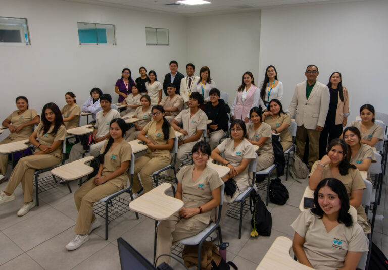 DIRECTORA Y DOCENTES DE NUTRICIÓN Y DIETÉTICA DE LA UNIVERSIDAD NORBERT WIENER BRINDARON UNA CÁLIDA BIENVENIDA A LOS ESTUDIANTES DEL PROGRAMA DE LA SEDE LIMA NORTE